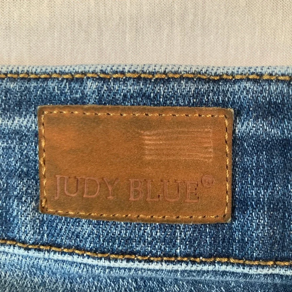 Judy Blue Women 14W Capri Fit Jeans Distressed Medium Wash 20